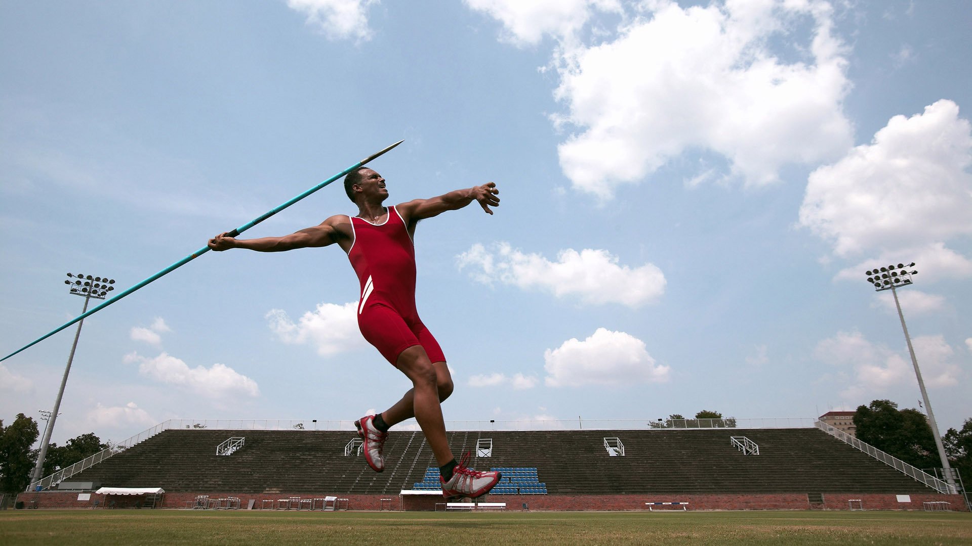 东契奇意外战胜快船，领先优势明显引爆全场！观众掌声雷动